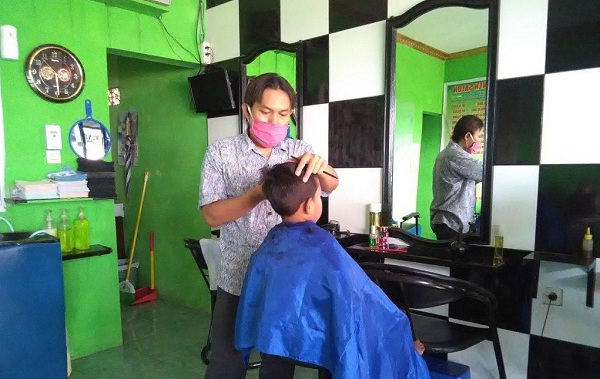 jasa potong rambut di rumah